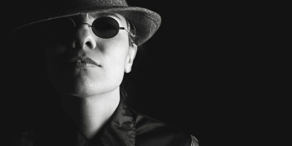 Ein qualifizierter Berufsdetektiv in Wien beim Observieren, spezialisiert auf Beweissicherung.