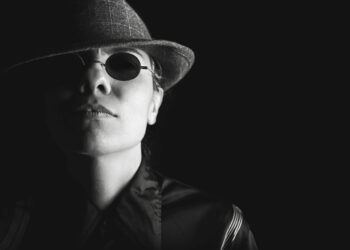 Ein qualifizierter Berufsdetektiv in Wien beim Observieren, spezialisiert auf Beweissicherung.